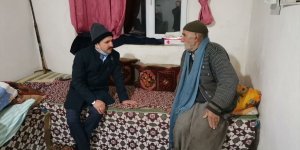 Yolu kapanan mezrada yaşlı ailenin yardımına kaymakam koştu