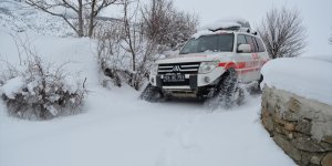 Sağlık ekipleri aşılama için Erzincan'ın karlı yollarını paletli ambulansla aşıyor