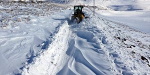 Karlı yolların kahramanı 20 yıldır dağlarda ulaşımı sağlıyor