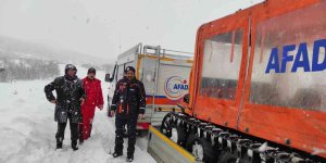 Karda mahsur kalan adamı ekipler kurtardı