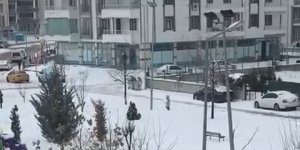 Elazığ'da polis çocuklarla kar topu oynadı