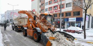 Van Büyükşehir Belediyesi 120 bin ton kar taşıdı