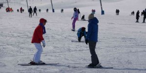 Van'da ilk kez kayakla tanışan çocuklar eğlenceli vakit geçiriyor