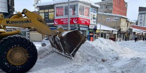 Eleşkirt'te ekiplerin kar temizleme çalışması devam ediyor