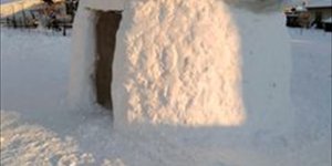 Baskil'de gençler kardan İglo evi yaptı