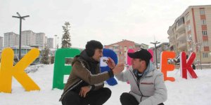 Malatya'da gençler karlı pekmezinin tadını çıkardı