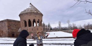 Sanatçı Gürhan Ötün, 1071 ruhunu anlatan türkünün klip çekimlerini Ahlat'ta yaptı