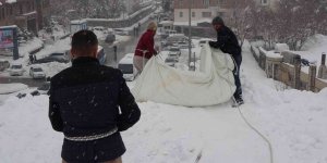 Muş'ta işçilerin çatılarda tehlikeli kar temizliği başladı