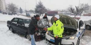 Elazığ'da yolda kalan sürücülerin imdadına polis ekipleri koştu