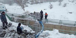 Hakkari'de donan su şebekeleri onarılıyor