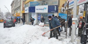 Tunceli'de vatandaşlar imece usulüyle cadde ve sokaklarda kar temizledi