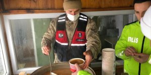 Erzincan'da kar nedeniyle yolda bekleyenlere çorba ikramı