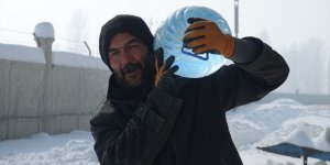 Muş'ta besiciler zorlu kış koşullarında kızakla taşıdıkları otla hayvanlarını besliyor