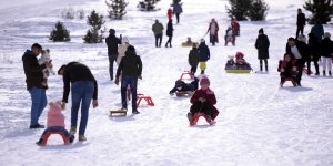 Ardahan'daki Yalnızçam Kayak Merkezi'nde hafta sonu yoğunluğu