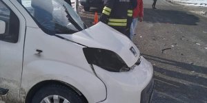 Erzurum'da yolcu otobüsüyle kamyonetin çarpıştığı kazada 3 kişi yaralandı
