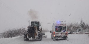 Malatya'da kar nedeniyle yolda kalan ambulans iş makinesi yardımıyla hastaya ulaştı