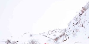 Kar nedeniyle yolları kapanan köylüler at ile erzak taşıdı
