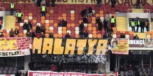 Maçta pankartla evlilik teklifi