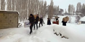 IC Vakfı Ağrı'da köy çocuklarını kışlık kıyafet ve oyuncaklarla mutlu ediyor