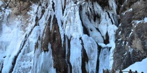 Buz tutan şelale kartpostallık görüntüler oluşturdu