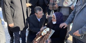 CHP heyeti Tunceli'de kayıp Gülistan Doku'nun ailesini ziyaret etti