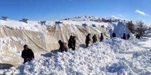 Elazığ'da kar nedeniyle çöken ağıldaki küçükbaş hayvanları ekipler kurtardı