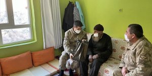 Bitlis'te jandarma ekipleri hasta ve yaşlıları ziyaret etti