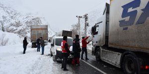 Hakkari'de yolda mahsur kalan tır sürücülerine yemek ikramı