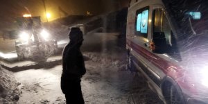 Erzurum'da yolu kardan kapanan mahalledeki hasta için seferber olundu