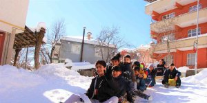 Bingöl'de 1 metreyi bulan kar çocuklara eğlence, vatandaşa çile oldu