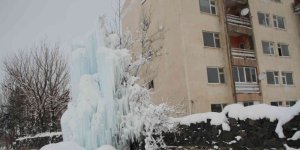 Su şebekesi patladı, buz kulesi oluştu