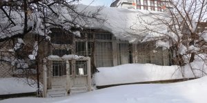 Bitlis'te tek katlı evler ve yön levhaları kardan kayboldu