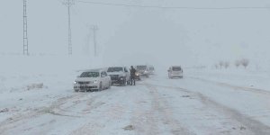 Yoğun kar yağışı ve tipi nedeniyle Kurubaş Geçidi ulaşıma kapatıldı
