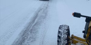 Ardahan ve Kars'ta kar nedeniyle ulaşıma kapanan 28 köy yolu açıldı