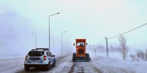 Van'da kar ve tipi nedeniyle mahsur kalanların yardımına belediye ekipleri yetişti