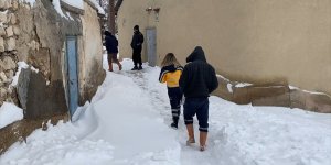 Malatya'da kar nedeniyle mahsur kalan hastaya iş makinesiyle ulaşıldı