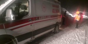 Bitlis'te yolu kardan kapanan köyde rahatsızlanan kişinin imdadına ekipler yetişti