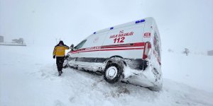 Yolu kardan kapanan hastalara sağlık ve karla mücadele ekipleri ulaştı