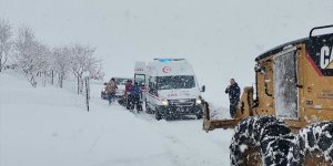 Elazığ'da yolu kapanan köyde rahatsızlanan vatandaşın yardımına ekipler yetişti