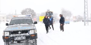 Baskil'de belediye ve İl Özel İdare ekipleri kar temizleme çalışmalarını sürdürüyor