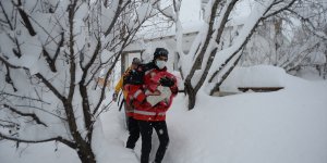Kar nedeniyle köyde mahsur kalan Suriyeli bebeği UMKE hastaneye yetiştirdi