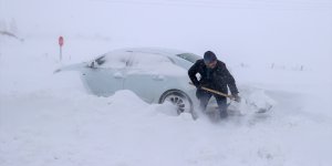 Van'da kar ve tipi nedeniyle yolda kalan sürücülere yardım ulaştırıldı