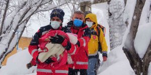 Karla kaplı Bingöl'de UMKE, yabancı uyruklu çocuk için seferber oldu