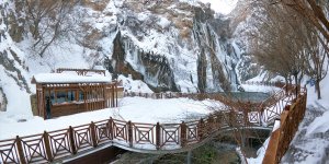 Malatya'daki Günpınar Şelalesi beyaza büründü