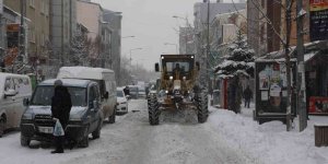 Kars'ta belediye yolların karını temizliyor