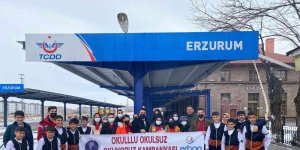 'Okullu Okulsuz Okuyoruz' projesi kapsamında tren garında kitap dağıttılar