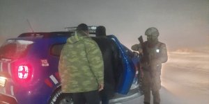 Elazığ'da kar nedeniyle yolda mahsur kalan 5 kişiyi jandarma kurtardı