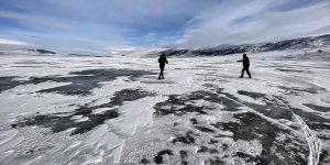 Ardahan'daki Aktaş Gölü'nün yüzeyi buzla kaplandı