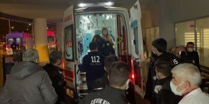 Erzincan'da polis memuru kazara kendisi ile iki arkadaşını yaraladı