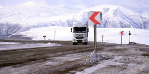 Tunceli ve Ardahan'da kar yağışı ve tipi ulaşımda aksamaya neden oluyor